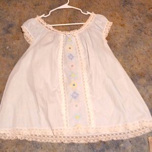 Beautiful sleep shirt Beautiful embroidery on the front